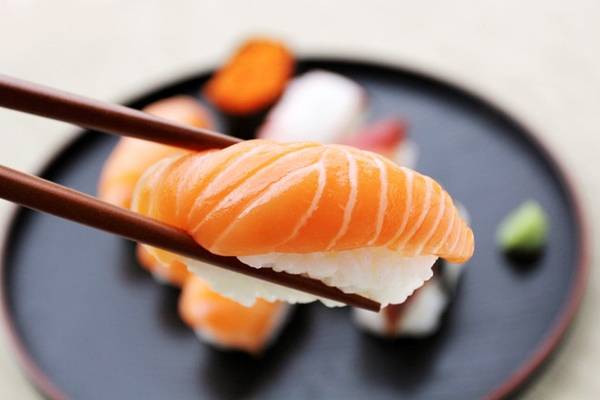 Thực khách vẫn có thể dùng tay, thay vì đũa, để ăn sushi.