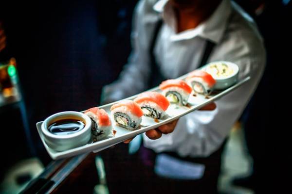 Phong cách làm sushi thường thay đổi so với nguyên gốc khi du nhập vào các quốc gia khác.