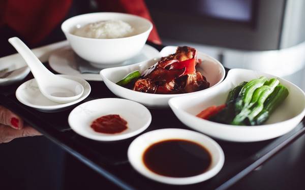 Cathay Pacific Airways - hãng hàng không đồ ăn ngon hợp tác với Mandarin Oriental