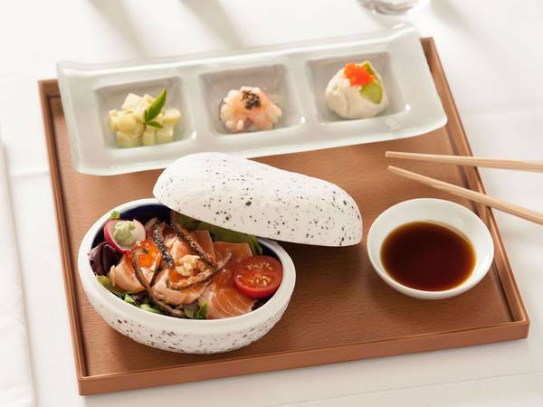 1. Singapore Airlines: Với những chuyến bay dài, hãng hàng không này đặc biệt chú trọng đến chất lượng bữa ăn trên máy bay. Hãng còn có một phòng áp suất nếm thử đồ ăn để đảm bảo các món ăn vẫn giữ được độ ngon khi ở trên cao giống như dưới mặt đất. Hành khách còn có thể chọn các món chính tối thiểu 24 tiếng đồng hồ trước chuyến bay.