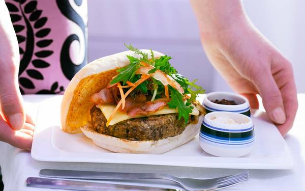 8. Air New Zealand: Hơn 1 triệu chai rượu được phục vụ trên các chuyến bay của hãng mỗi năm. Thực đơn của hạng thương gia được đầu bếp Peter Gordon thực hiện. Hành khách có thể thưởng thức món gà Moorish hầm cà chua, nghệ tây, đậu trắng và bí ngô nướng quế.
