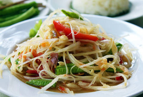 Som tam nộm đu đủ xanh trong ẩm thực đường phố Bangkok