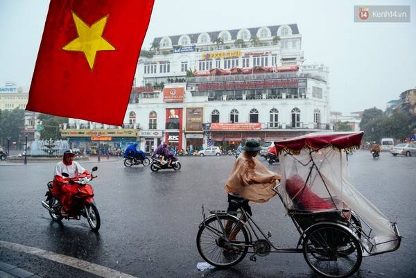Phố phường sau cơn mưa mát lạnh của mùa thu Hà Nội