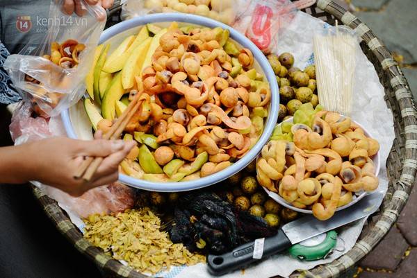 Sấu chín dầm muối ớt - món ngon mùa thu Hà Nội
