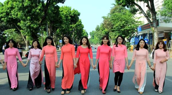 Chụp ảnh tại phố đi bộ Hà Nội
