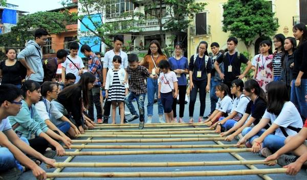 Du khách trải nghiệm trò chơi tại phố đi bộ Hà Nội