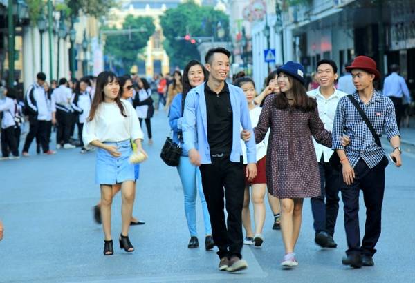 Đi bộ khám phá phố đi bộ Hà Nội