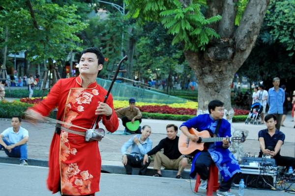 Khán giả thưởng thức âm nhạc phố đi bộ Hà Nội