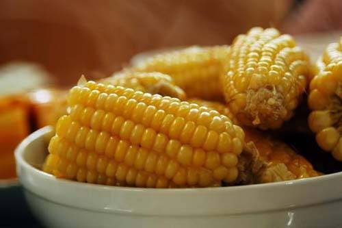 Ngô luộc khoai nướng món ăn đường phố Hà Nội