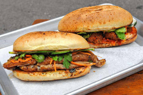 Num Pang món ăn đường phố Phnom Penh với bánh mì kẹp pate, salad đu đủ