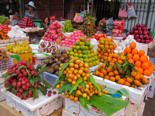 Trái cây tươi món ăn đường phố Phnom Penh với nhiều loại nhiệt đới