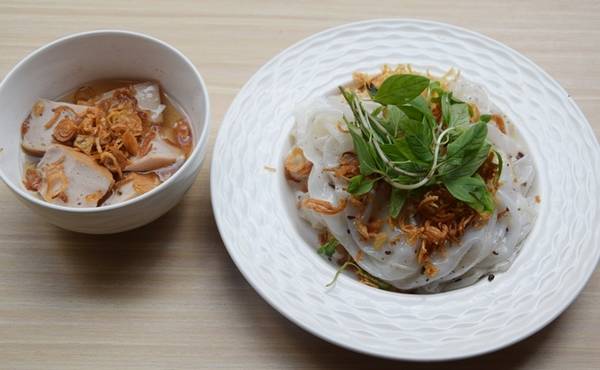 Bánh cuốn Hà Nội chuẩn vị với gạo tẻ thơm, nhân thịt mộc nhĩ