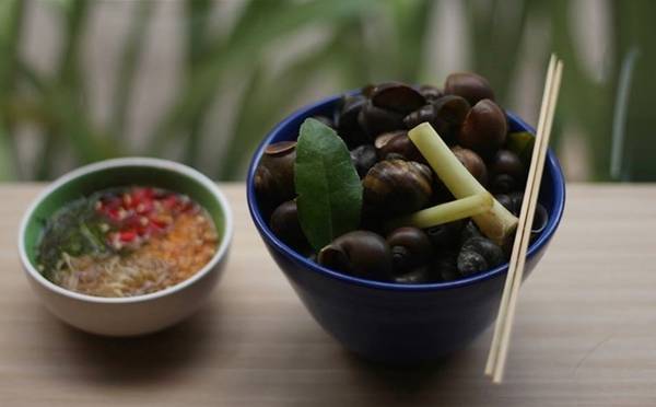 Ốc luộc Hà Nội chấm nước mắm tỏi ớt