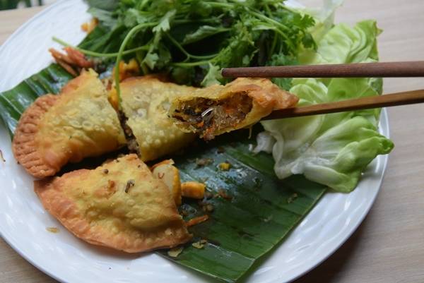 Bánh gối Hà Nội giòn rụm chấm nước chua ngọt