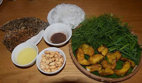 Chả cá Lã Vọng ăn kèm bún và rau thơm