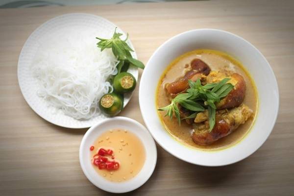 Bún giả cầy Giò heo, móng heo sau khi ướp thì được nấu cầu kỳ với riềng, sả, mẻ, mắm tôm... trong vòng 3-4 tiếng, tạo thành món ăn đậm chất Bắc. Tô giả cầy mang ra cho thực khách có mùi thơm từ gia vị, đẹp mắt và khi ăn thì cảm nhận phần thịt mềm, phần da vẫn có độ giòn. Giả cầy ăn kèm bún tươi là món Hà Nội được thực khách phía Nam yêu thích. Giá một phần từ 80.000 đồng. Địa chỉ gợi ý là các quán bắc ở quận Tân Bình, quận 3.