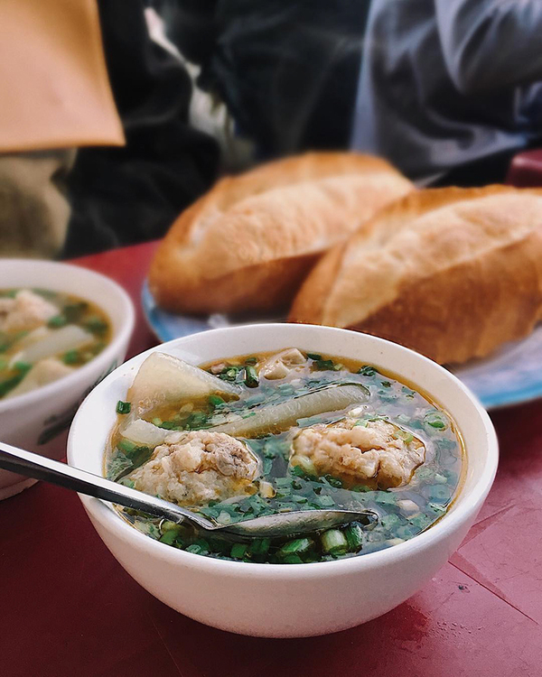 Bánh mì xíu mại chén  Đây có lẽ là món ăn "thương hiệu" của ẩm thực Đà Lạt mà du khách không nên bỏ qua. Những viên xíu mại thơm ngọt nằm trọn trong chén nước chấm nóng. Chấm miếng bánh mì giòn vào đây rồi chậm rãi đưa vào miệng, bạn sẽ cảm nhận được hương vị thơm ngon của món ăn.  Để hương vị trọn vẹn hơn, bạn có thể xin thêm miếng da heo hoặc cho thêm xíu ớt cay vào chén nước chấm. Suất ăn thường bán theo kiểu: 4.000 đồng một viên xíu mại, 2.000 đồng một ổ bánh mì, ăn bao nhiêu thì tình tiến bấy nhiêu.  Một số địa chỉ bạn có thể tham khảo như quán chị Thuý ở ấp Ánh Sáng, góc hàng nhỏ ở ngã ba đường Bùi Thị Xuân và Thông Thiên Học. Bạn lang thang quanh khu Hoà Bình cũng sẽ tìm thấy món này.