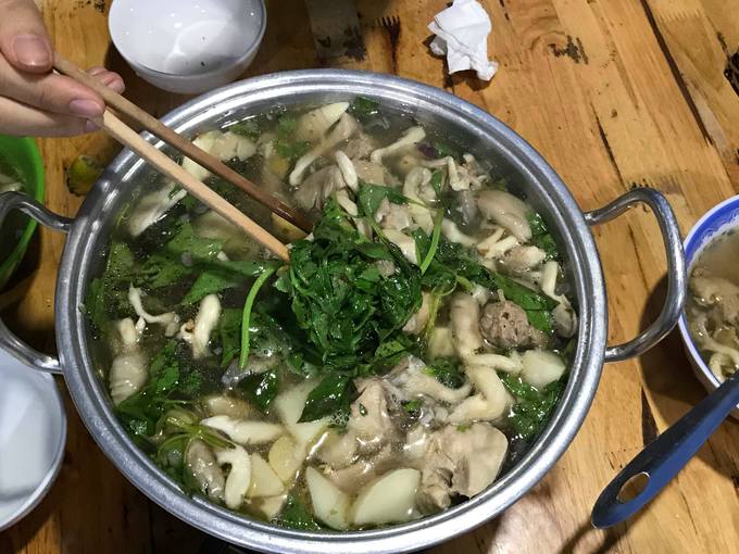 Lẩu gà lá é  Những món ăn nóng hổi luôn được lòng thực khách vào buổi tối. Nếu ở miền Nam có lẩu gà lá giang, người miền Bắc ăn lẩu gà với ngải cứu, thì lẩu gà ăn kèm lá é "gây sốt" ở Đà Lạt trong 2 năm trở lại đây.  Thịt gà ăn kèm măng tươi, kẹp vài cọng lá é rồi chấm vào chén muối tiêu chanh cho đậm đà. Húp thêm một muỗng nước lẩu nóng hổi, bạn sẽ cảm nhận được vị ngọt bùi, cay nồng hòa quyện vào nhau. Một phần lẩu giá 200.000 đồng bao gồm nửa con gà chặt sẵn, một đĩa bún tươi, một đĩa nấm, một đĩa rau lá é. Ảnh: Khoa.