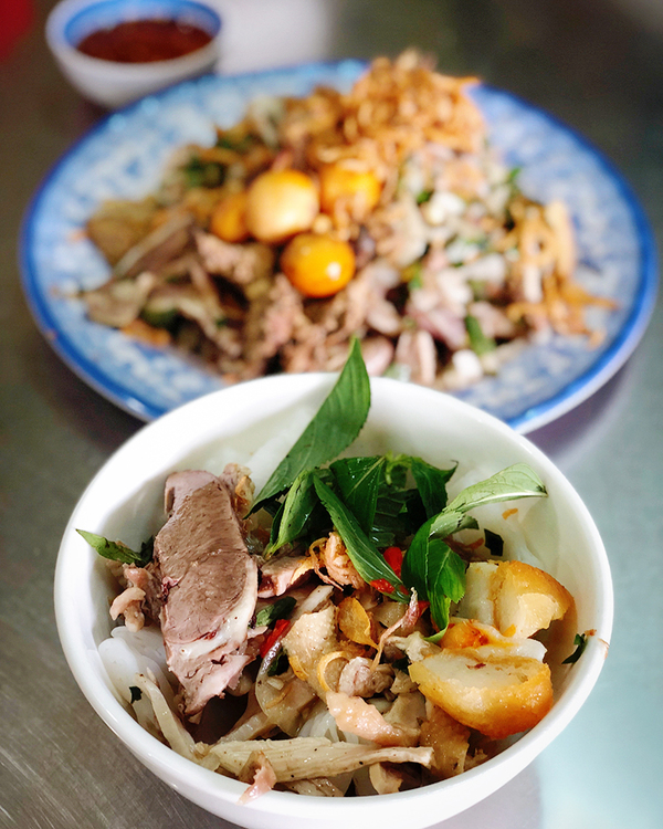 Bánh ướt lòng gà  Là một món biến tấu, bánh ướt lòng gà dần chiếm trọn tình cảm của nhiều người bởi hương vị khác lạ. Món ăn có vị chua do ăn kèm với gỏi gà, không giống với bánh ướt ăn với chả thường thấy.  Bánh ướt lòng gà được chế biến đơn giản, khi ăn, bạn sẽ cảm nhận trước vị dẻo thơm của bánh ướt, vị ngọt từ miếng thịt, lòng gà quyện trong vị nước mắm vừa phải, thêm chút cay của ớt lẫn mùi thơm nồng từ rau thơm.  Mỗi suất ăn có giá trung bình 35.000 đồng. Du khách có thể tìm đến quán ăn ở đường Tăng Bạt Hổ hoặc Phan Đình Phùng. Ảnh: Lu.