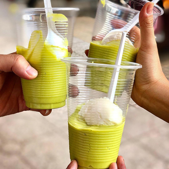 Kem bơ  Thời tiết ở Đà Lạt thường trở lạnh vào buổi tối nhưng các quán bán kem bơ, kem trái cây lại được nhiều thực khách tìm đến thưởng thức. Là một món ăn vặt đơn giản, nhưng với vị bơ - loại trái cây tươi ngon ở vùng cao, kết hợp với vị béo của kem khiến những những ai hảo ngọt sẽ không khỏi xuýt xoa.  Bạn có thể tìm đến các quán trên đường Nguyễn Văn Trỗi lúc nào cũng có khách đứng xếp hàng đợi. Tại đây có hơn 3 quán nối tiếp nhau. Giá mỗi ly kem 20.000 đồng. Ảnh: @nja1903.