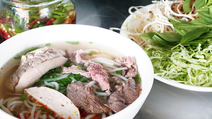 Bún bò Huế  Bún bò Huế thường lấy lòng thực khách bởi vị nước dùng ngọt đậm đà cộng với đó là mùi thơm và lớp đồ ăn kèm bên trên. Món này khá phổ biến ở Đà Lạt, thường bán nhiều vào buổi sáng. Tuỳ theo mỗi nơi mà công thức nấu sẽ khác, hương vị theo đó cũng sẽ khác nhau nhưng các thịt bò, chả hay giò là nguyên liệu thường thấy.  Bạn có thể tìm đến quán ăn tại ấp Ánh Sáng hoặc trên đường Ba Tháng Tư. Mỗi suất ăn thường có giá dao động từ 40.000 đồng.