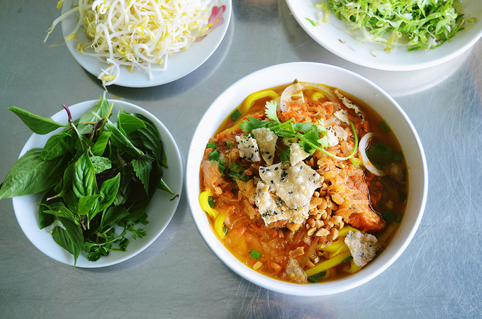 Mì Quảng  Tuy có nguồn gốc từ nơi khác, mì Quảng ở Đà Lạt cũng khá phổ biến với một phong cách riêng, chan nước dùng nhiều hơn. Nước có màu đỏ cam bắt mắt, sợi mì vàng óng, miếng thịt cũng thấm màu hạt điều khiến tô mì càng thêm hấp dẫn. Bạn có thể ăn thêm rau, giá để bớt ngấy.  Mỗi tô mì Quảng có giá khoảng 35.000 đồng, thích hợp cho bữa trưa. Khách muốn ăn có thể đến quán trên đường Nguyễn Công Trứ hoặc đầu đường Nguyễn Du.