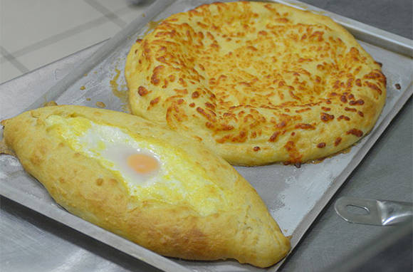 Khachapuri là món ăn thế giới cực kỳ giàu bơ sữa