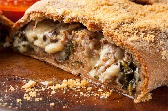 Calzone là món ăn thế giới có nguồn gốc từ Ý