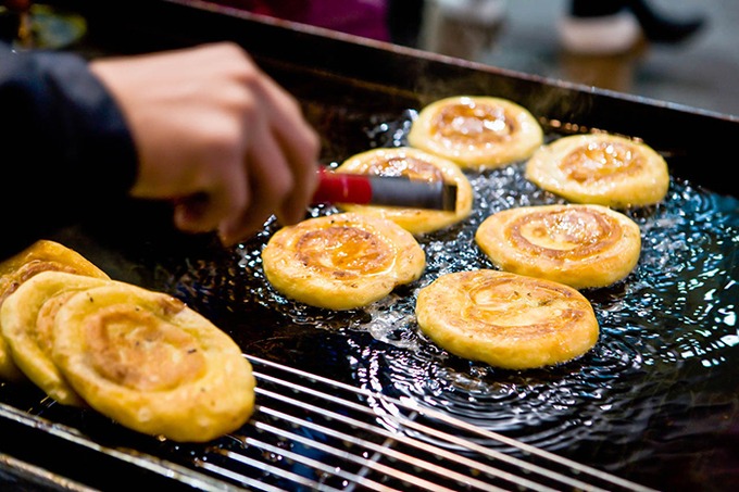 Bánh rán Hàn Quốc (hotteok) món ăn Hàn Quốc mùa đông với vỏ ngoài giòn nóng, nhân siro ngọt hoặc mật ong, hạt dẻ
