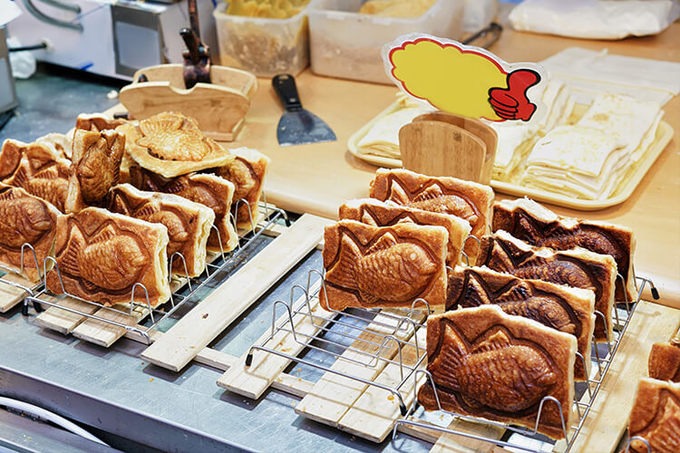Bánh cá (bungeoppang) món ăn Hàn Quốc mùa đông hình cá chép với nhân đậu đỏ ngọt bùi
