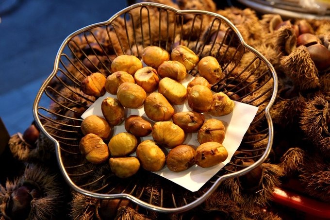 Hạt dẻ nướng (gunbam) và khoai lang nướng (gun goguma) món ăn Hàn Quốc mùa đông