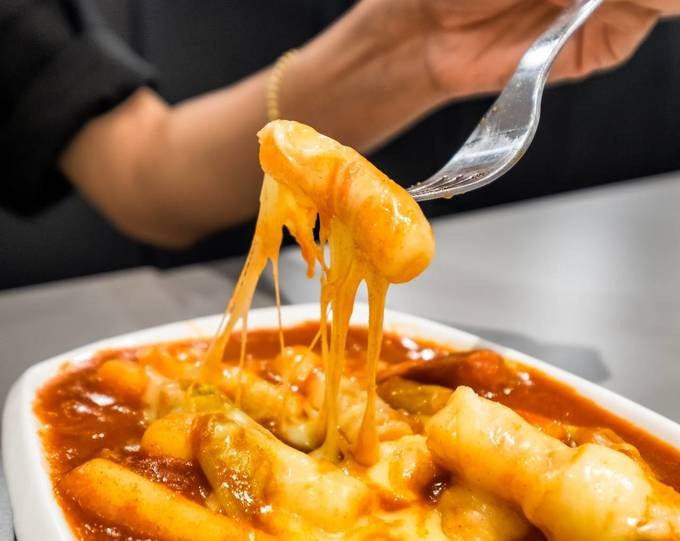 Bánh gạo cay (tteokbokki) món ăn Hàn Quốc mùa đông ăn nhiều hơn vào mùa đông