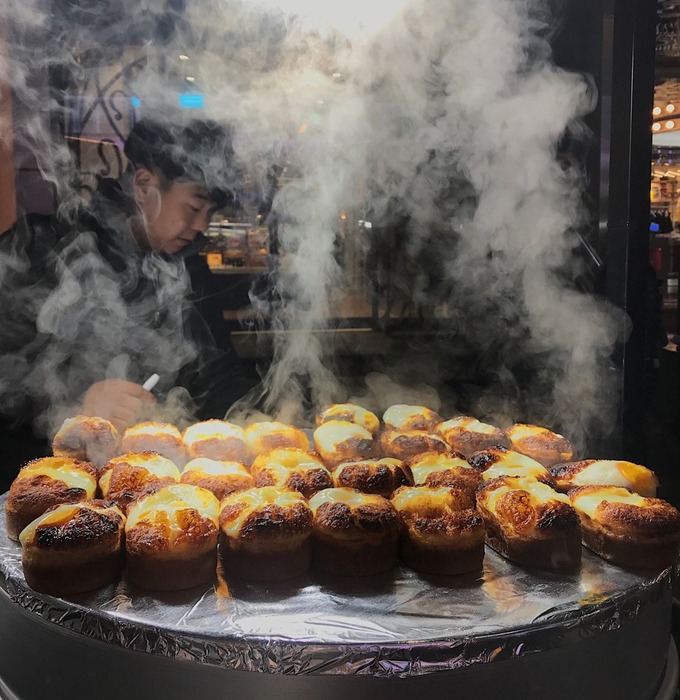 Bánh trứng (gyerang bbang)  Gyerang bbang giống như bánh mì nướng Pháp, ngoại trừ thay vì trộn bột mì với trứng rồi nướng lên, thì toàn bộ trứng được nhồi bên trong nhân những chiếc bánh này. Ngoài nhân trứng, có thể cho thêm phô mai, thịt nguội hay một vài nguyên liệu khác vào để tăng thêm hương vị. Ảnh: Levy Amosin.