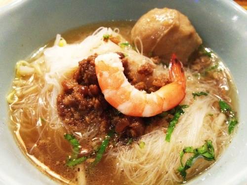 Mì danzi (mì hàng rong) ở Đại Nam: Thành phố Đại Nam nổi tiếng với món mì danzi, một loại mì ăn kèm với thịt lợn, trứng và tôm. Món ăn có lịch sử lâu đời từ những năm 1895, được phát minh bởi người bán hàng rong Hong Yu Tou. Người Đài Loan vẫn gọi món ăn bằng cái tên dân dã “mì hàng rong”. Ảnh: media-cache