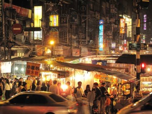 Hải sản ở Keelung: Chợ đêm Keelung là điểm nhấn cho hành trình ẩm thực của bạn tại Đài Loan, đặc biệt là các món hải sản. Bạn có thể thưởng thức món mì hải sản tại Ding Bian Cuo, một trong những quán ăn lâu nhất trong chợ. Ảnh: roughguides