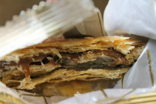 Bánh mặt trời ở Taichung: Tới Taichung, du khách nên ghé qua các con phố Ziyou, Zhongzheng và Minquan để thưởng thức những chiếc bánh mặt trời - một loại bánh mỏng với lớp bột bên ngoài giòn, được nhồi với nhân bên trong gồm bột lúa mì, mật ong và khoai môn.