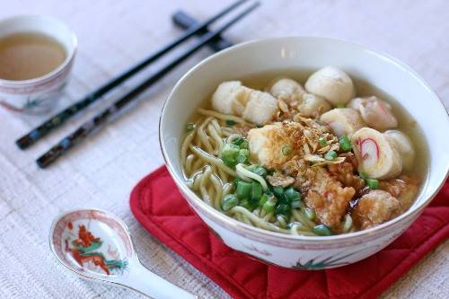Súp cá viên ở Jiufen: Thử những món ăn vặt trên phố Jishan là một hoạt động thú vị khi ghé thăm Jiufen, đặc biệt là món ngon nổi tiếng như súp cá viên, bánh khoai môn và nấm nướng. Cá viên có màu trắng, trông giống mọc và thường được ăn chung với mì gạo. Ảnh: angsarap