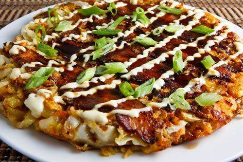 Okonomiyaki - món ăn Nhật Bản nướng theo ý thích. Ảnh: SparkRecipes