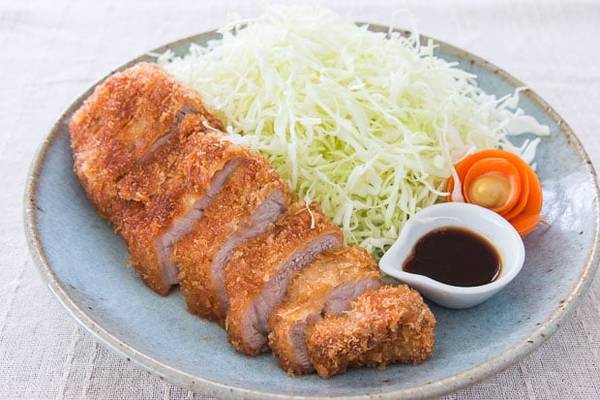 Tonkatsu là món thịt lợn quay chiên xù giòn rụm. Ảnh: Japaninfo