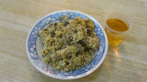 Thịt bò hấp và bột lúa mì (fenzhengrou) Bạn khó có thể bỏ qua hương thịt thơm phảng phất trong những con hẻm đông đúc chật hẹp ở khu phố Hồi giáo. Nhà hàng nhỏ Mamaoyi Fenzhengrou của gia đình Ma Lian nổi tiếng với món thịt bò hấp và bột lúa mì phong cách Hồi giáo gần một thế kỷ qua. Món này sử dụng 23 loại thảo mộc, gia vị và đồ nêm nếm, nấu trong khoảng 7 giờ. Nên ăn fenzhengrou lúc còn nóng cùng trà để trung hòa mỡ thịt bò.
