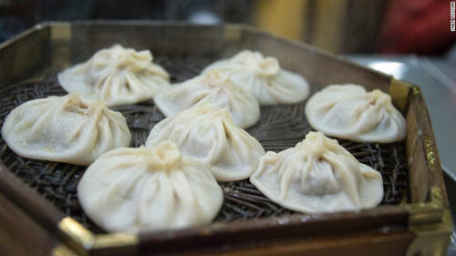 Bánh bao nước thịt (tangbao) Trong khi hầu hết mọi người lầm tưởng bánh bao nước thịt là đặc sản của Thượng Hải, người Tây An không đồng tình với việc đó. Họ luôn tự hào có những chiếc tangbao ngon hơn với nhân thịt cừu hoặc thịt bò thay vì thịt lợn như phiên bản Thượng Hải. Vỏ bánh mỏng như giấy bọc nhân và nước thịt trọn vẹn bên trong. Ở Tây An còn có dấm và ớt ngâm riêng để ăn cùng tangbao. Cẩn thận khi ăn bởi món này rất cay.