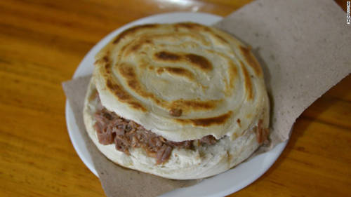 Bánh burger Tây An (roujiamo) Giống một chiếc bánh mì kẹp (burger) nhưng roujiamo có lịch sử lâu đời hơn. Bánh chỉ có hai nguyên liệu chính là bánh mì nướng và thịt om. Một chiếc roujiamo được nướng bằng bếp truyền thống không phải bếp điện. Thịt ăn cùng thường nửa nạc nửa mỡ đã được om trong nhiều giờ, nghiền vụn và nhồi vào bánh mì.