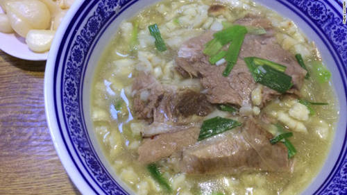 Vụn bánh mì chan canh thịt cừu (yangrou paomo) Nếu có hỏi đặc sản Tây An, người ta sẽ nói ngay cái tên yangrou paomo. Bánh mì dẹt cắt lát nhỏ được chan ngập nước canh thịt cừu luộc. Ăn một bát paomao là cách thư giãn độc đáo. Để bắt đầu bạn được phục vụ hai lát bánh mì trong một bát. Sau đó bạn phải xé bánh mì thành những miếng nhỏ như đậu nành. Việc này có thể mất thời gian nhưng người dân địa phương tin rằng bánh mì sẽ ngon hơn nếu khách khéo tay. Sau đó bạn trả lại bát và bánh mì cho quán để chan canh súp thịt cừu cùng bún gạo cho đến khi miếng bánh đã đẫm hương vị. Trên bát sẽ trải những lát thịt cừu hoặc thịt bò tùy chọn, thêm chút tỏi ngọt để trọn vẹn hương vị.
