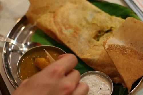 Dosa Một món ăn dùng trong bữa sáng truyền thống được làm từ gạo và đậu lăng, dosa có bề ngoài giống một chiếc bánh crepe mỏng và giòn. Bạn ăn kèm dosa với sambar (một loại súp đậu lăng) và tương làm từ ớt xoài, dừa. Chiếc bánh này có thể kẹp thêm với khoai tây nghiền cay và hành. Đôi khi người Ấn Độ còn biến tấu món dosa bằng cách thêm rau trộn hay pho mát. Dosa là một món ăn nóng, nếu có thể hãy thưởng thức ngay khi bánh mới được lấy ra khỏi vỉ.