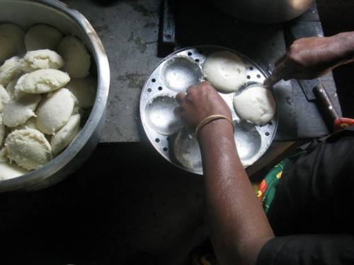 Idlis Bánh gạo hấp Idlis mềm, mịn và có màu ngà, thường có mặt trong bữa sáng của nhiều gia đình ở miền nam Ấn Độ. Chiếc bánh gạo được hấp chín trong những chiếc khuôn tròn nhỏ và sau đó ăn kèm với sambar và tương ớt xoài. Idlis màu sáng và có hương vị êm dịu còn là một loại đồ ăn vặt lý tưởng mỗi khi dạ dày của bạn không chịu được đồ cay.