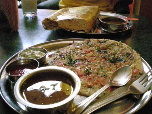 Uttapam Uttapam bề ngoài vừa giống pancake lẫn pizza, tuy nhiên, đây lại là một món bánh khác làm từ đậu lăng và gạo, dùng vỉ nướng. Bên trên bánh có rắc thêm cà chua, hành, ớt, cà rốt, dừa xắt nhỏ. Chiếc bánh uttapam sau khi chín sẽ phồng, xốp mềm hơn dosa.