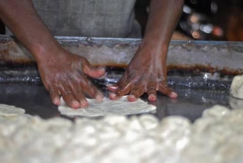 Parotta với thịt bò Kerala  Chiếc bánh parotta của người Ấn Độ dày, dễ bong từng mảng, có các lớp bánh mì mỏng làm bằng bột. Những chiếc bánh này thường ăn với thịt bò nấu kiểu Kerala. Khi nấu xong món ăn có vị cay ngon, thịt bò cắt khúc nấu cùng tiêu, dừa và ớt.