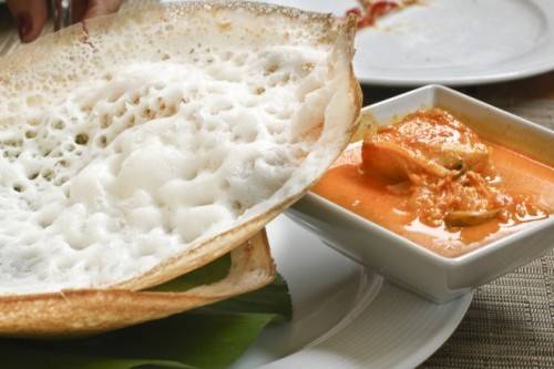 Appams và ishtu Appam khá giống crepe, làm bằng bột gạo với sữa dừa. Bánh mềm, màu sáng và bông xốp, ăn ngon khi kèm với ishtu - một loại sữa dừa tươi nấu cùng một số loại rau, hẹ tây, hoặc thịt (tùy khẩu vị thực khách).