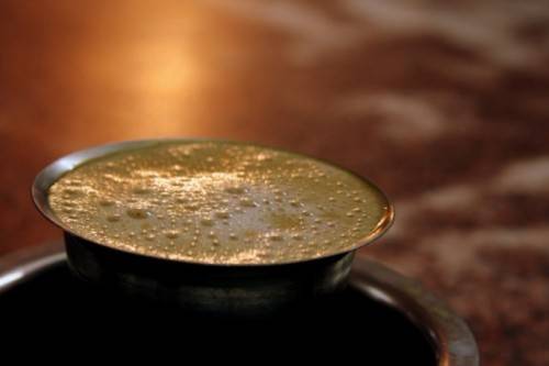 Kaapi Không có thức đồ uống sáng nào thích hợp hơn loại cà phê pha bằng bình lọc nóng ở miền nam Ấn Độ. Những người sành uống thừa nhận rằng không nơi nào ở Ấn Độ có loại cà phê ngon hơn khu vực miền nam. Cây cà phê được trồng các nơi như Nilgiris, Malabar và các ngọn đồi của Karnataka, thu hoạch hạt, rang rồi nghiền lên. Cà phê được pha trong một bình lọc bằng kim loại, trộn với sữa nóng và đổ thẳng vào cốc từ trên cao để tạo bọt.