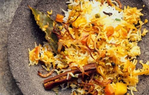 Biryani Ở Ấn Độ, món biryani có rất nhiều cách nấu, sự thay đổi về hương vị, thành phần hay trình bày đều phụ thuộc vào các vùng miền khác nhau. Tuy nhiên, biryani không thể thiếu được một đĩa cơm nấu cùng thịt, rau có vị cay từ quế, tiêu, hành, bạch đậu, đinh hương... Món ăn có thể chỉ toàn rau hoặc thêm các loại thịt như gà, bò hay cừu.  10-mon-an-phai-thu-khi-den-an-do-9